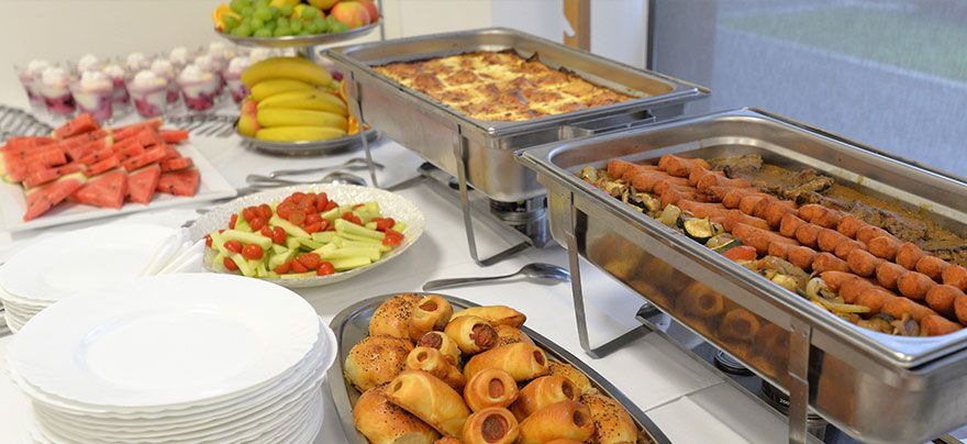 foto - ponuda jela Studentskog restorana na stolu